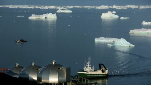 Arrastrero de pesca del puerto de Ilulissat del Círculo Ártico — Vídeos de Stock