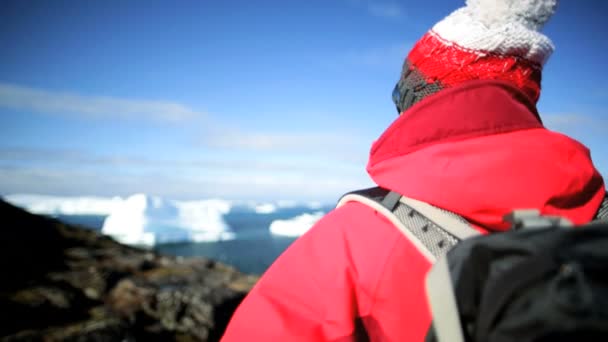 Caminhante feminina durante a expedição no Disko Bay Arctic Circle — Vídeo de Stock