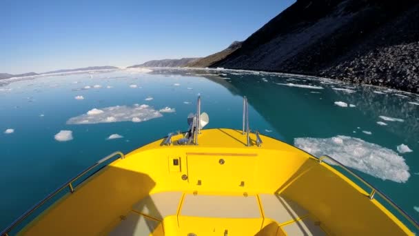 Barca galleggiante nell'oceano con iceberg alla deriva — Video Stock