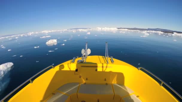 Barca nelle acque dell'oceano con iceberg in fusione — Video Stock