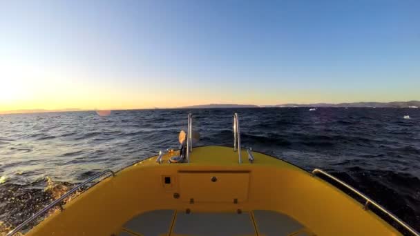 Icebergs erime ile okyanusta yüzen tekne — Stok video