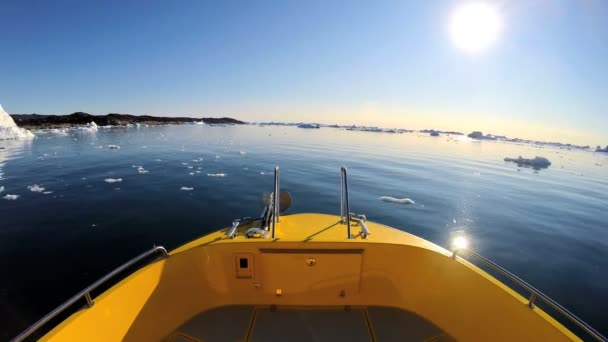Barco flotando en el océano con icebergs a la deriva — Vídeos de Stock