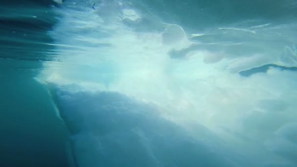 Hielo polar glacial que se descongela en la superficie submarina — Vídeo de stock