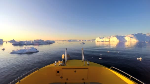 Barca galleggiante nell'oceano con iceberg in fusione — Video Stock