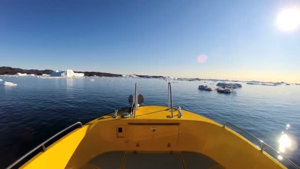 Barco flutuando no oceano com icebergs à deriva — Vídeo de Stock