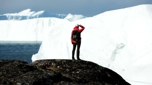 Kvinnliga vandrare under expeditionen på disko bay polcirkeln — Stockvideo