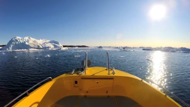 Barco flutuando no oceano com icebergs à deriva — Vídeo de Stock