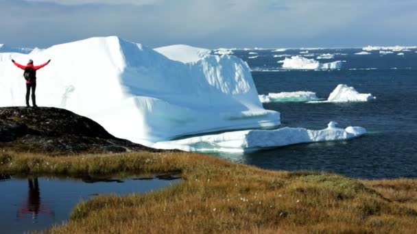 Senderista femenina durante Expedición en Disko Bay Arctic Circle — Vídeos de Stock