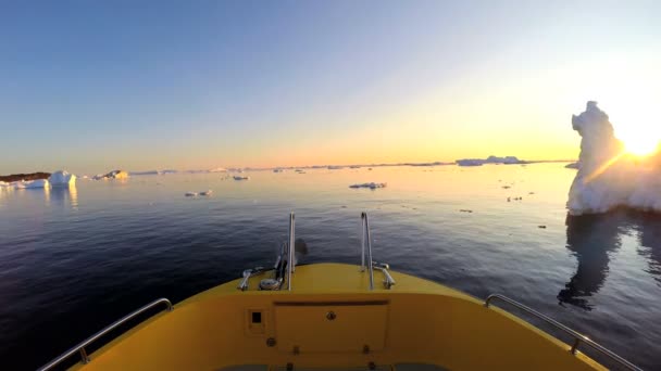 Barco flutuando no oceano com icebergs à deriva — Vídeo de Stock