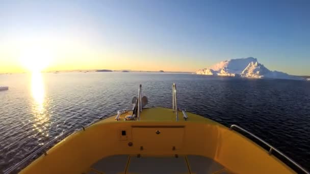 Barco flutuando no oceano com icebergs derretendo — Vídeo de Stock