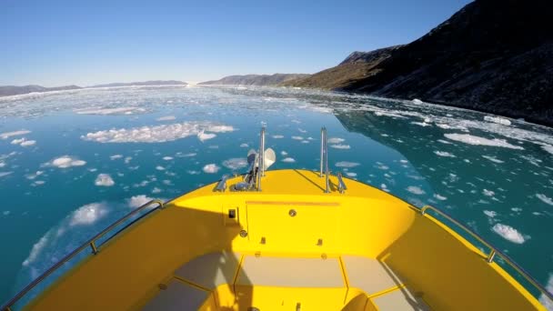 Barco flotando en el océano con icebergs a la deriva — Vídeos de Stock