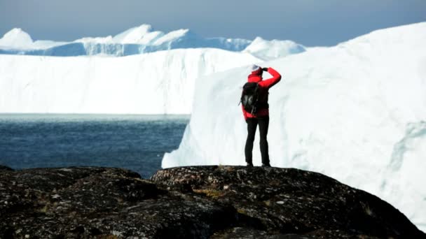 女名徒步旅行者在远征在迪斯科湾北极圈 — 图库视频影像