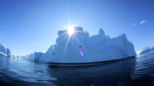 Isberg och miljö på disko bay — Stockvideo