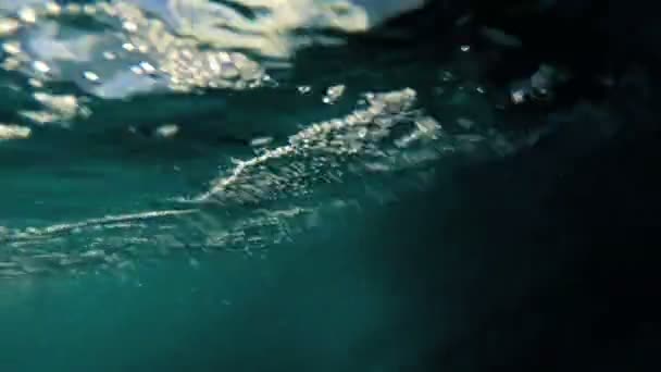 Hielo polar glacial que se descongela en la superficie submarina — Vídeos de Stock