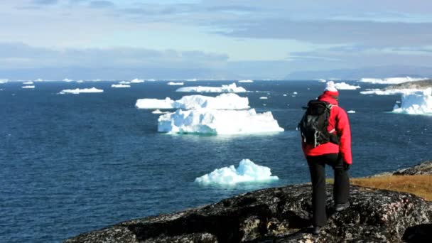 Женщина-туристка во время экспедиции на полярном круге залива Диско — стоковое видео
