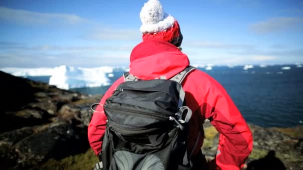 Senderista femenina durante Expedición en Disko Bay Arctic Circle — Vídeos de Stock