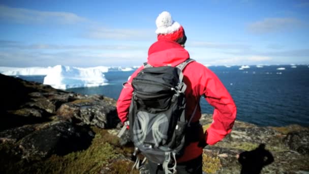 Escursionista femminile durante la spedizione al Disko Bay Arctic Circle — Video Stock