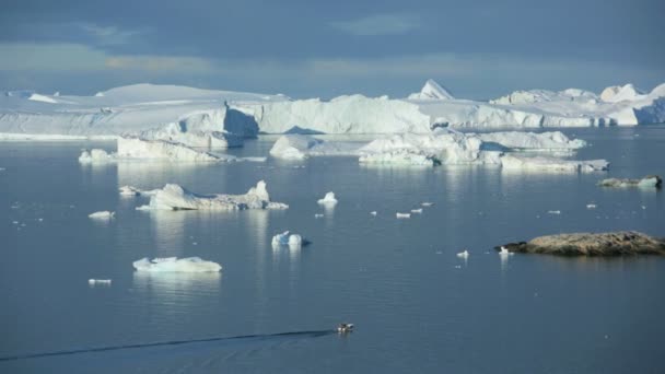 Айсберг и окружающая среда в заливе Диско — стоковое видео