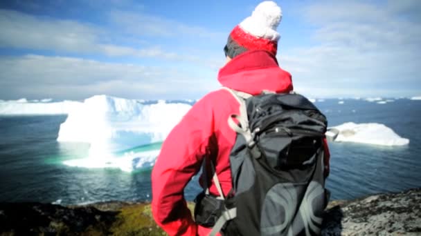 女名徒步旅行者在远征在迪斯科湾北极圈 — 图库视频影像