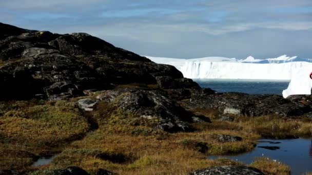 Caminhante feminina durante a expedição no Disko Bay Arctic Circle — Vídeo de Stock