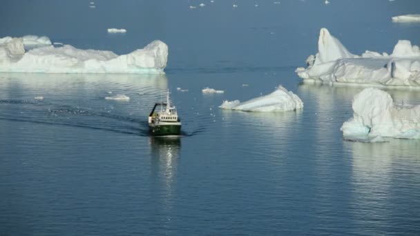 Fishing trawler op disko baai Groenland — Stockvideo