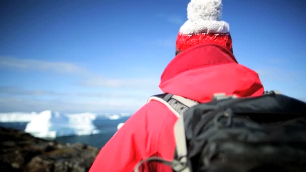 Senderista femenina durante Expedición en Disko Bay Arctic Circle — Vídeos de Stock
