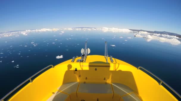 Boot zweven in de oceaan met ijsbergen drijven — Stockvideo
