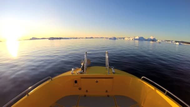 Icebergs erime ile okyanusta yüzen tekne — Stok video