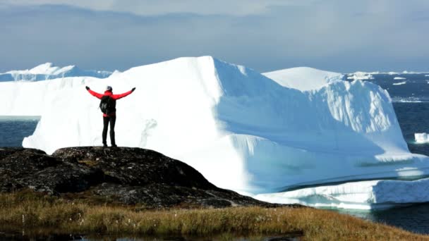 Kobiece wycieczkowicz podczas wyprawy na disko bay arctic circle — Wideo stockowe