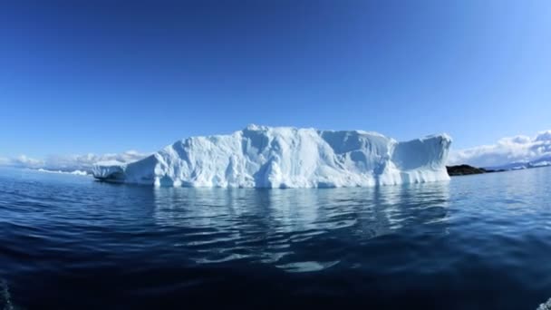 Ilulissat Disko Bay Icebergs derretimento costeiro — Vídeo de Stock