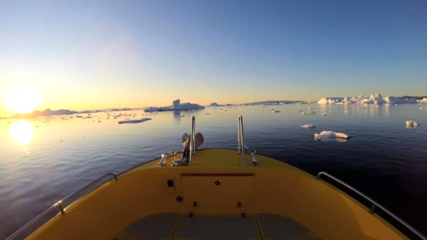 Barco flotando en el océano con icebergs derretidos — Vídeos de Stock