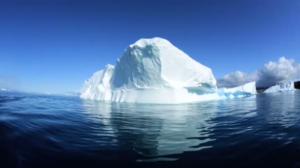 Ilulissat disko bay kust ijsbergen smelten — Stockvideo