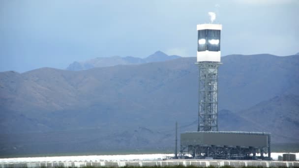 Башня солнечной электростанции Иванпа — стоковое видео
