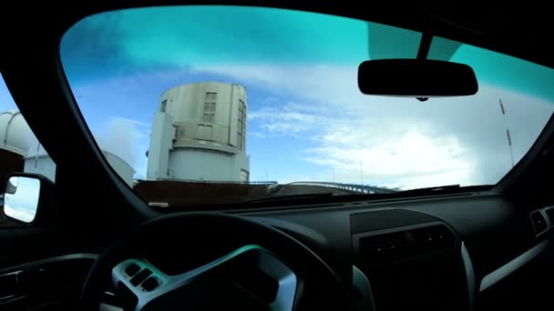 Вождение вблизи зданий космической обсерватории — стоковое видео