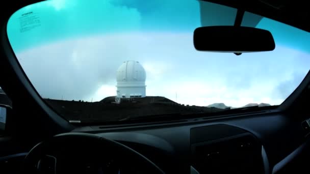 Вождение вблизи зданий космической обсерватории — стоковое видео