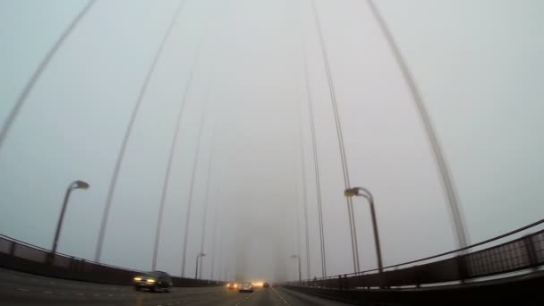 Rijden op mistige golden gate bridge — Stockvideo