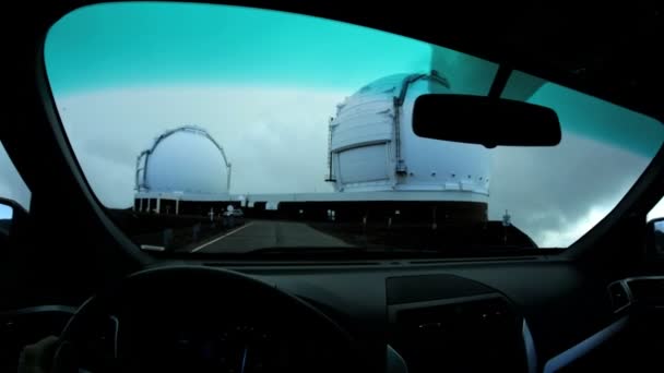 Conducir cerca de los edificios del Observatorio Espacial — Vídeos de Stock