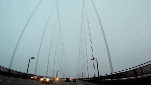 Körning på dimmigt golden gate-bron — Stockvideo