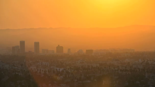 Los Ángeles al atardecer con neblina de ciudad — Vídeo de stock
