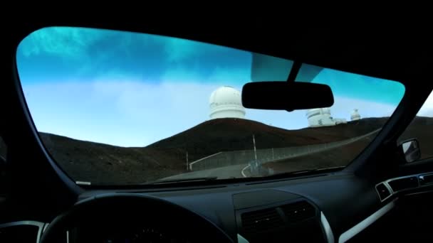 Condução perto de edifícios do Observatório Espacial — Vídeo de Stock