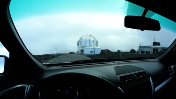 Space observatory épületek közelében vezetés — Stock videók