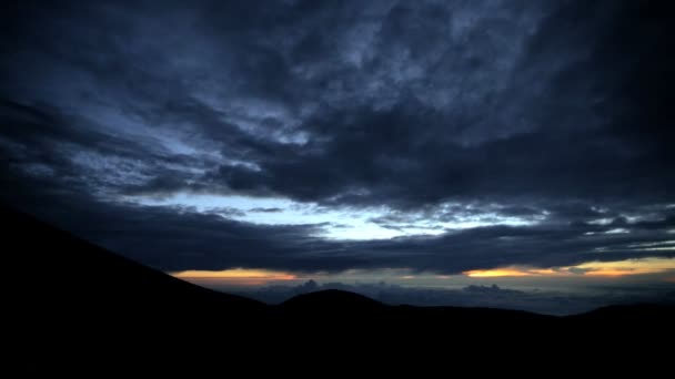Puesta de sol sobre la montaña Mt Mauna Kea — Vídeo de stock