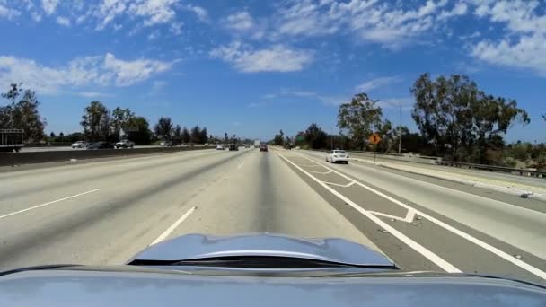 Autopista que conduce la ciudad barrio residencial Los Ángeles — Vídeo de stock