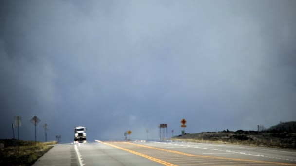 Calor neblina desierto carretera vehículo conducción — Vídeo de stock