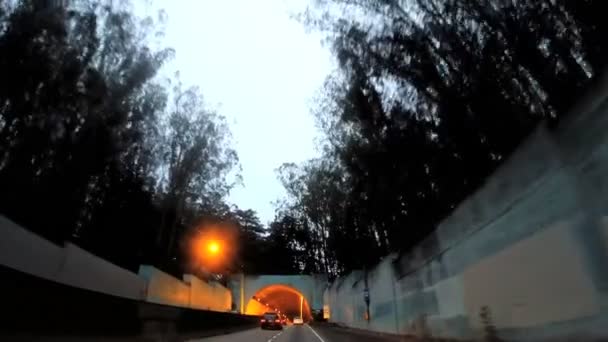 Fahrzeug fährt in beleuchteten U-Bahn-Straßentunnel — Stockvideo