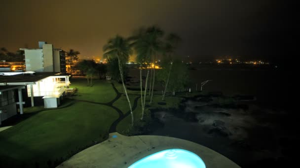 Ветры ураганной силы ночью на Гавайях — стоковое видео