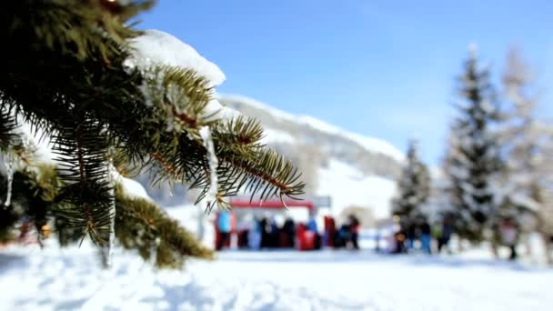 Mensen op Frankrijk Alpen skigebied — Stockvideo