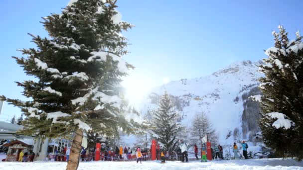 Ski resort vallei Frankrijk Alpen — Stockvideo