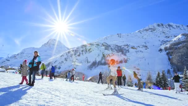 Mensen op ski resort vallei Frankrijk Alpen — Stockvideo