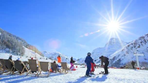 Gente en estación de esquí valle Francia Alpes — Vídeos de Stock